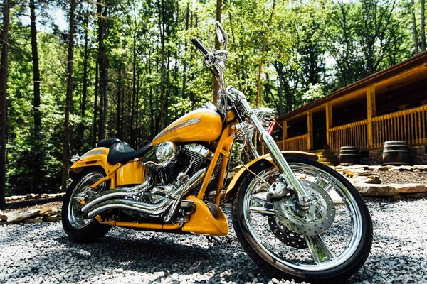 Choisir les pneus moto 140 70 14 : conseils et astuces essentielles