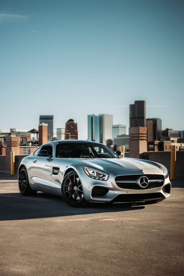 Quelle est l'efficacité des systèmes d'alerte de collision frontale sur une Mercedes-Benz Classe E en conditions de brouillard?