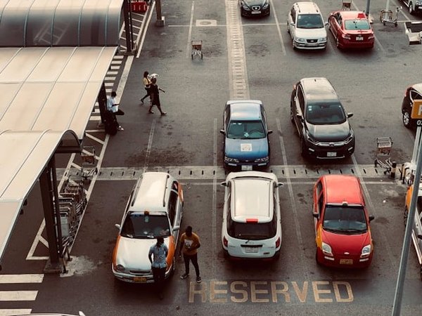 Quelle technologie choisir pour la détection automatique de places de parking pour les personnes à mobilité réduite?