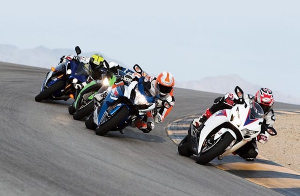 Comment réagir face à un dérapage inattendu sur une Yamaha FZ1 en conditions humides ?